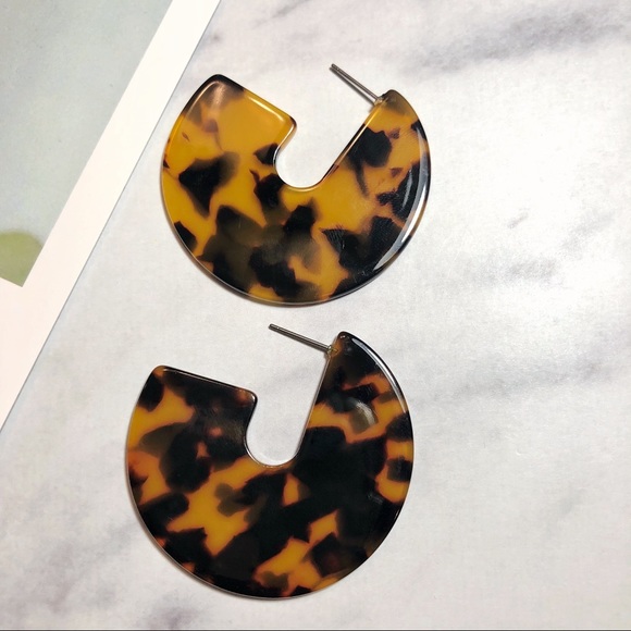 UO Style Dark Tortoise Hoop Earrings - Picture 5 of 5